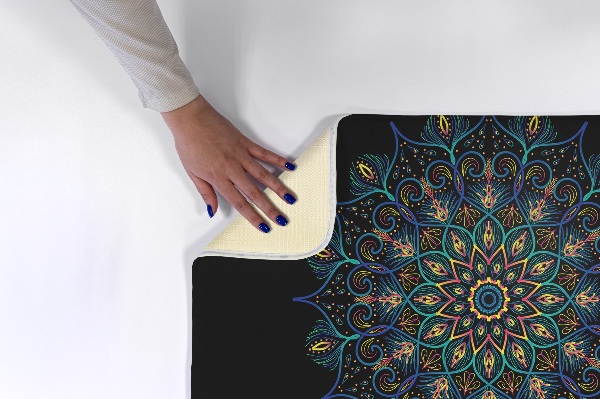 Prostirka Šarena mandala na crnoj pozadini