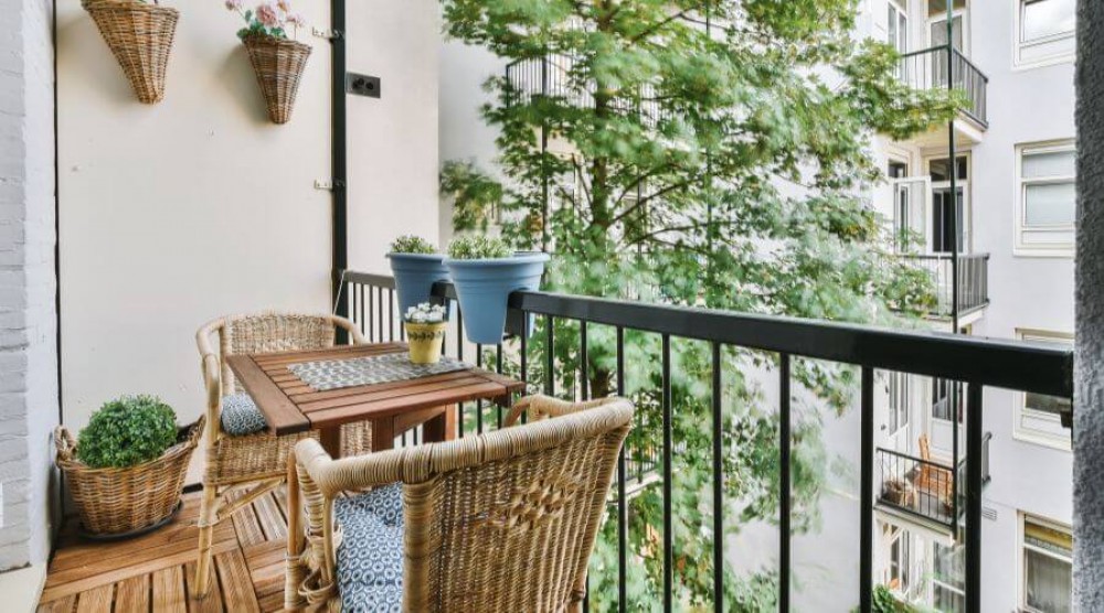 mali balkon u stambenoj zgradi