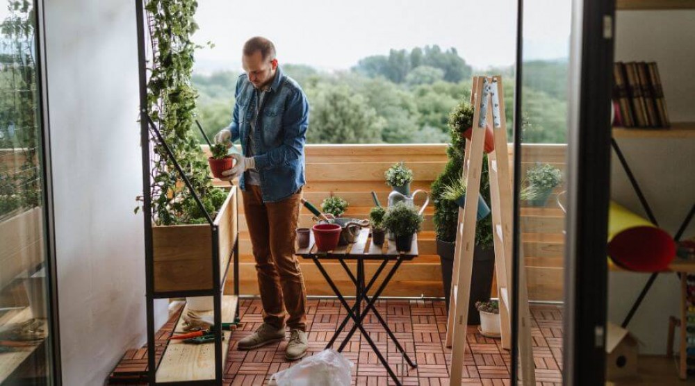 mali balkon u stambenoj zgradi