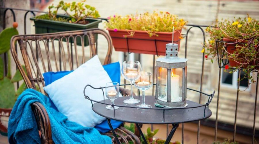mali balkon u stambenoj zgradi