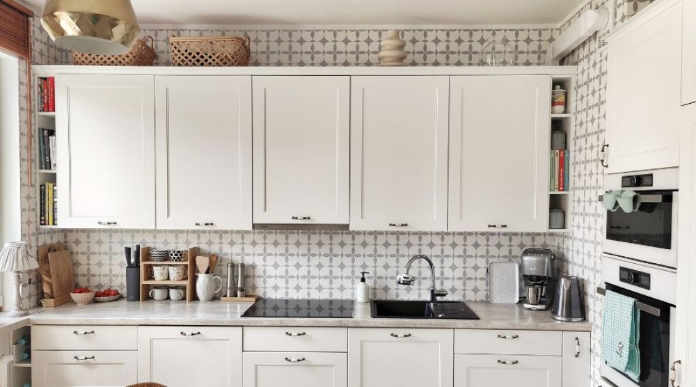 Instalacija samo -adhezivnih vinilnih pločica