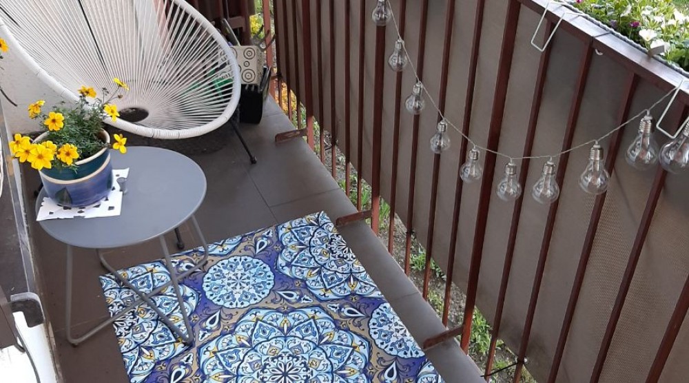 mali balkon u stambenoj zgradi