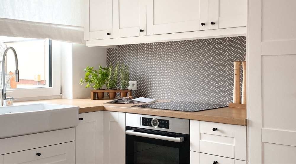 Brzo obnavljanje kuhinje - Kako izvršiti metamorfozu bez gubitka vremena ili novca?